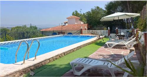 Lliria House | Bedroom with private bathroom One Bedroom Family Suite in forest with good view 80m2 large swimming pool in music city Lliria The garden and swimmingpool and garden are shared