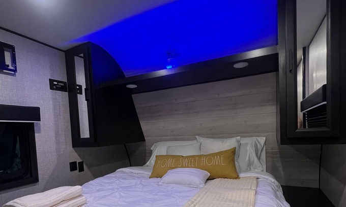 Rotterdam Junction House | Bee (π) happy camper! Comfy 30' w/ full bathroom β¨