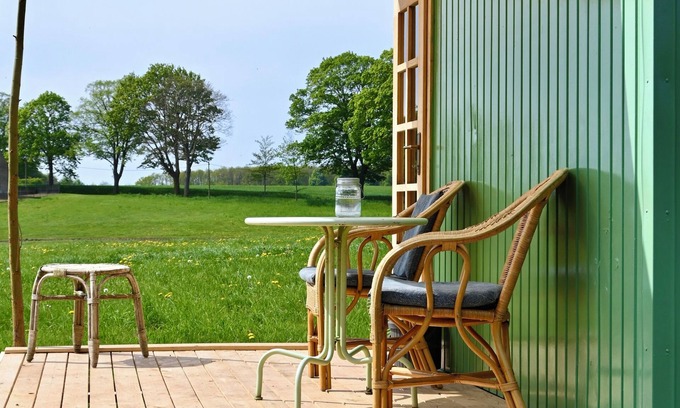 Dargun House | Bee wagon with fireplace & sauna can be used all year round in the natural garden