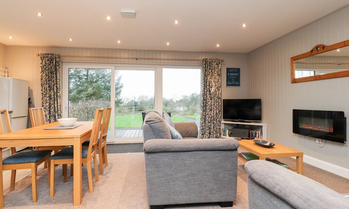 Preston Cottage | BEECH LODGE, character holiday cottage, with a garden in Goosnargh