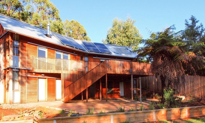 Marysville House | BEECHES - Timber clad house, quiet location