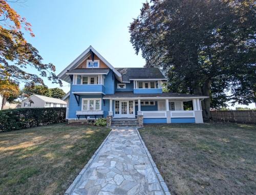 Bridgeport House | Beechmont-Charming Colonial for Events and Getaways!