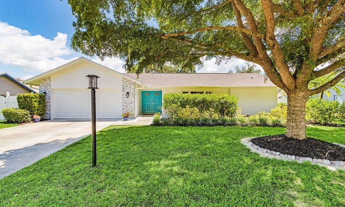 Biggar House | Beechwood Bungalow! Spacious 4-bedroom house with pool in charming Fort Myers