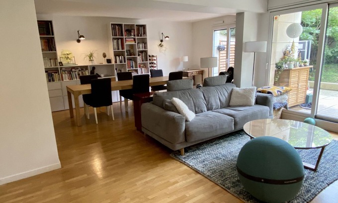 Issy-les-Moulineaux Apartment | Bel Appartement aux Portes de Paris. Calme, Spacieux, Avec Terrasses et Jardin