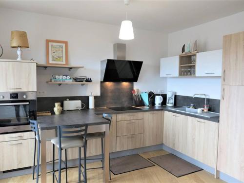 Perros-Guirec Apartment | Bel appartement rénové avec parking au centre-ville de Perros-Guirec - FR-1-368-247
