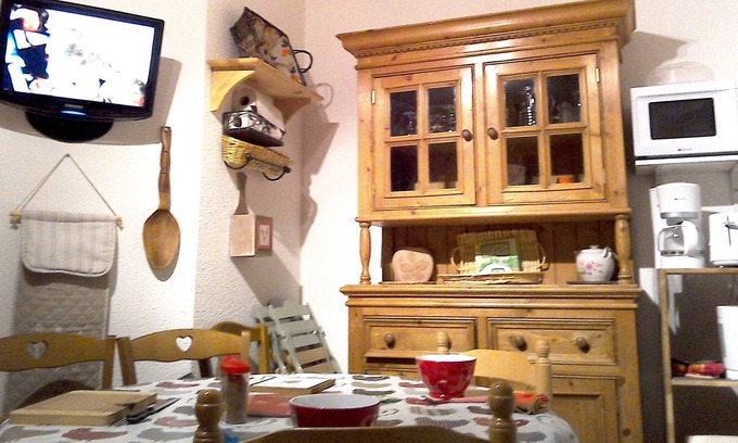 Laveissiere Apartment | BEL APPARTEMENT T2 balcony view Cantal lead. IDEAL 4 Pers.