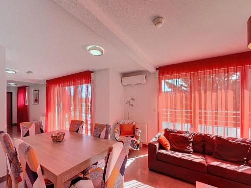 Lamalou-les-Bains Apartment | Bel F3 climatisé avec parkings, terrasse et vue sur montagnes à 50m du centre et des thermes - FR-1-451-213