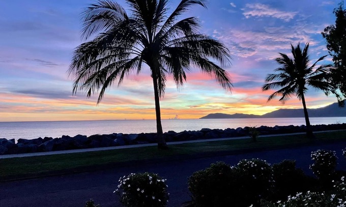 Machans Beach House | Bella Ohana Ocean views over the coral sea relax in the spa on sunset