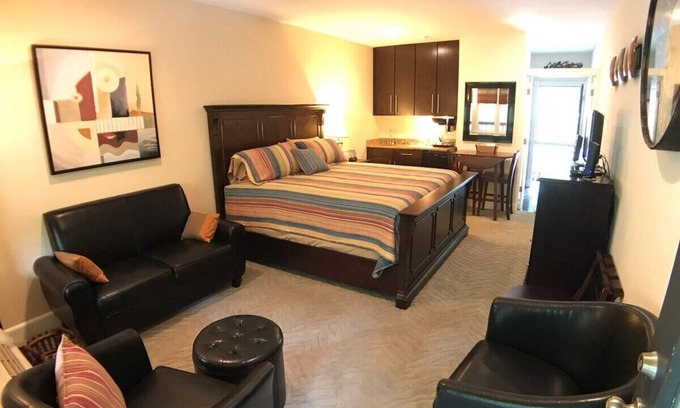 Eureka Springs Historic District Apartment | Bella Paradiso 10 - King Studio with Kitchenette, Walk to Downtown, Free Parkin
