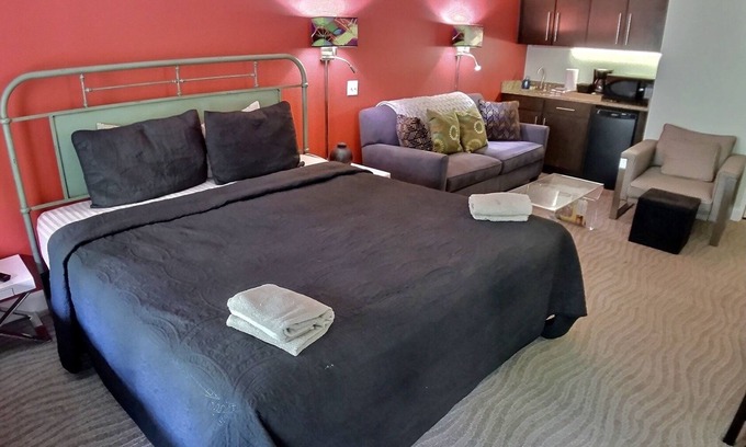 Eureka Springs Historic District Apartment | Bella Paradiso Condo 12 - King Studio with Kitchenette - Walk to Downtown, Free
