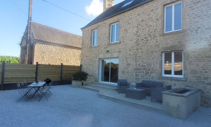 Sortosville House | Belle Maison en Pierre Avec Cour Privée, à la Campagne, Totalement Rénovée