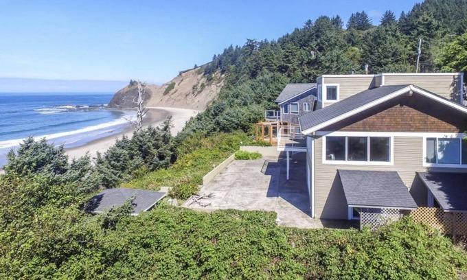 Roads End House | Belle Rive Lux Oceanfront Home-Private Beach Access/Sauna/Hot Tub/WiFi Sound