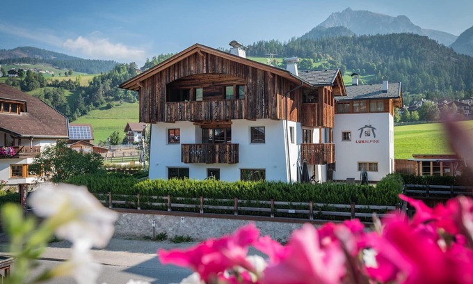 Mareo Apartment | Belvilla by OYO Cortina- Lux Alpine