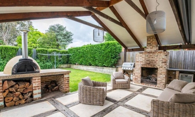 Orange House | Benview Cottage - CBD, Sleeps 8, Pizza Oven