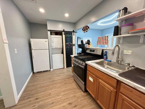Berea House | Berea's Blue Bungalow - Near Hopkins Airport, IX Center, NASA, Cle MetroParks & Baldwin Wallace - Coffee Provided!