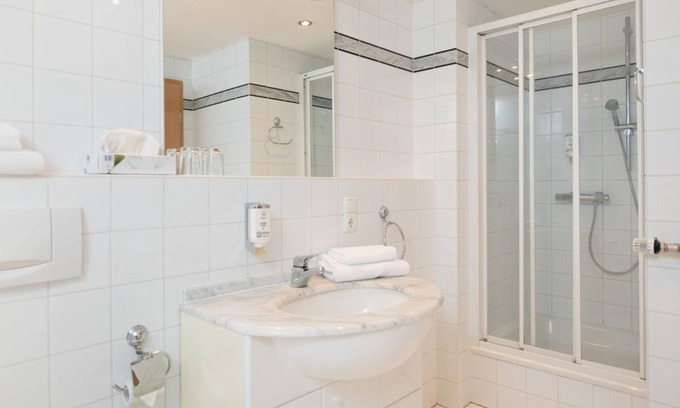 Idar-Oberstein House | Berghotel Kristall - Double room shower/toilet -standard-