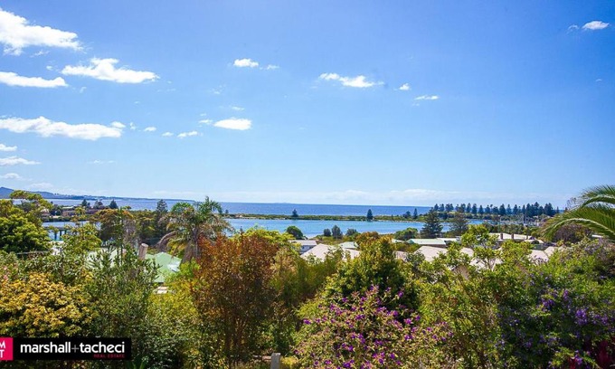 Bermagui House | Bermagui jewel holiday house 5 Bedroom Uninterrupted views central location Bermagui Linen & Wifi Provided