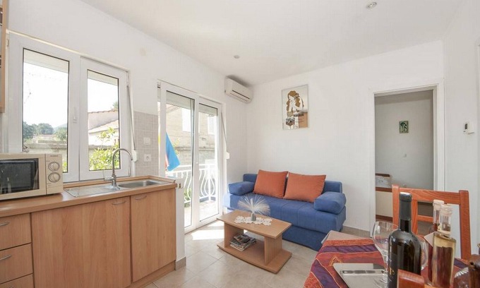 Brna Apartment | Bertie's Lodge - Comfort One Bedroom Apartment with Balcony and Sea View(A3)