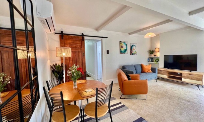 Devonport Apartment | Bespoke Stays - Beach side Apartment