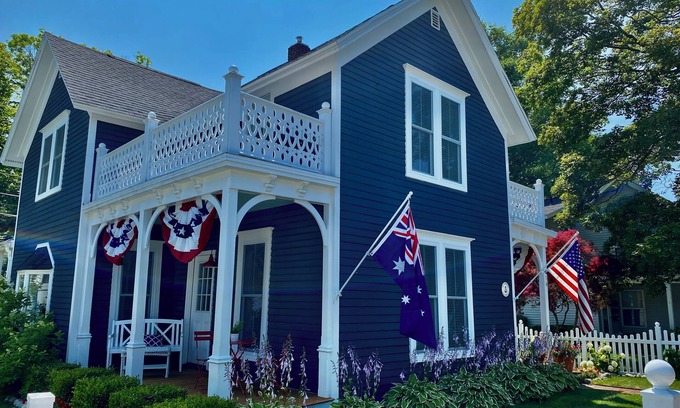 Charlevoix House | BEST DOWNTOWN LOCATION! Walk everywhere! All 5 Star Reviews