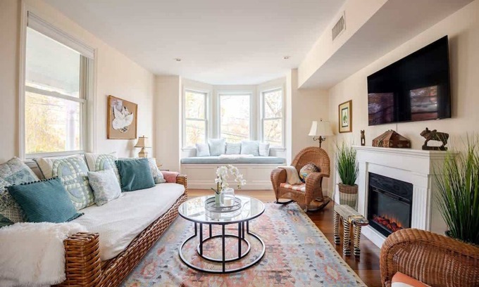 Greenwich Apartment | Best hotel alternative for big group, near train