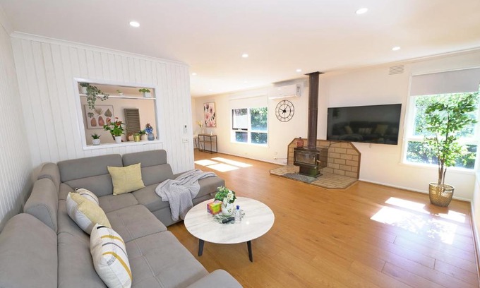Hallam House | Best Location Entire House Staycation Parkland Surrounding