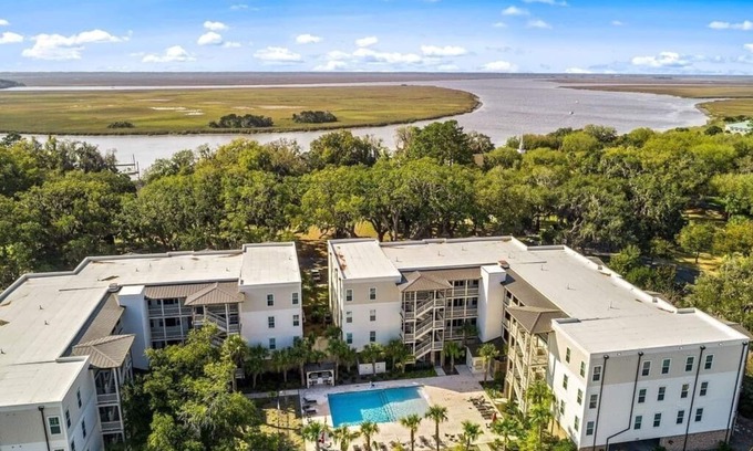 Epworth Acres Condo | Best New Luxury St. Simons FLETC/Vacation Condo-3Br/2Ba/Bikes/2 Pools/Garage