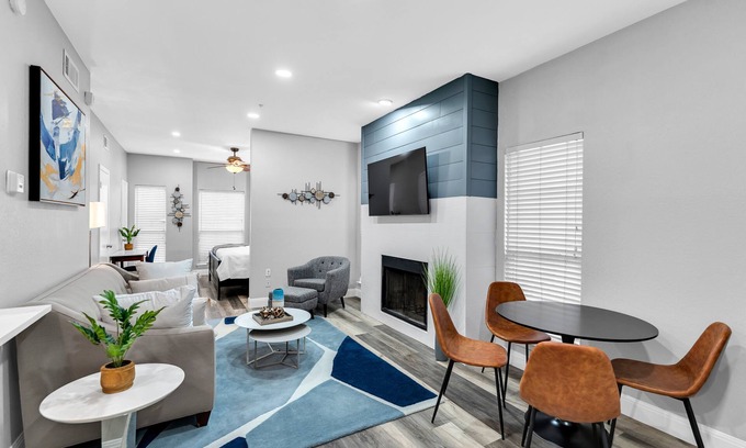 Oak Lawn Apartment | Best of Oaklawn Mins to Uptown and Medical Center