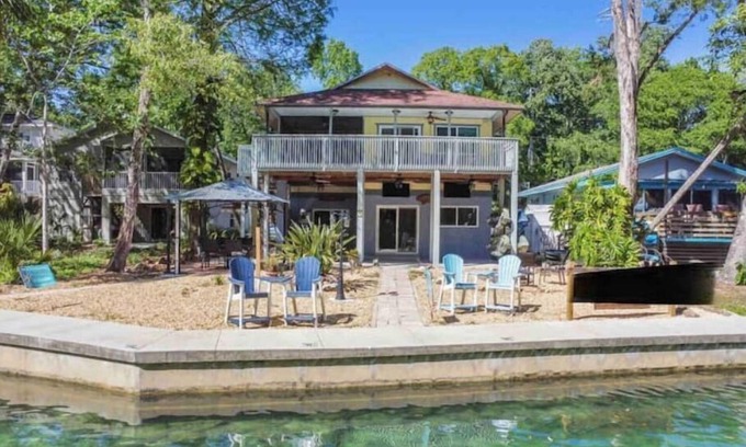 Weeki Wachee Gardens House | Best River Home-Bear Trail Retreat- 10 Kayaks, LG yard, Gazebo, Firepit & kayaks