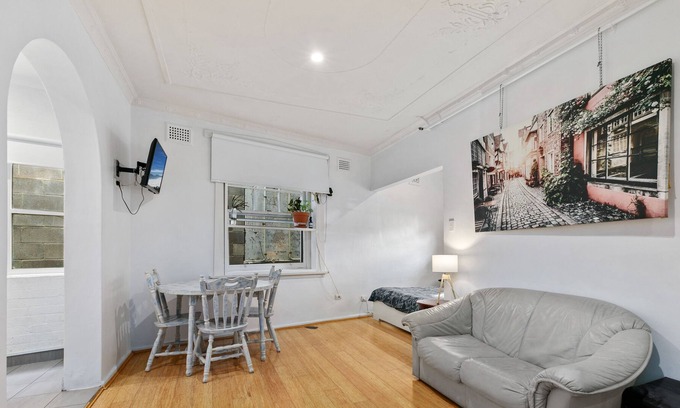 Kings Cross Apartment | BEST VALUE, CENTRAL RENOVATED SPACIOUS STUDIO!
