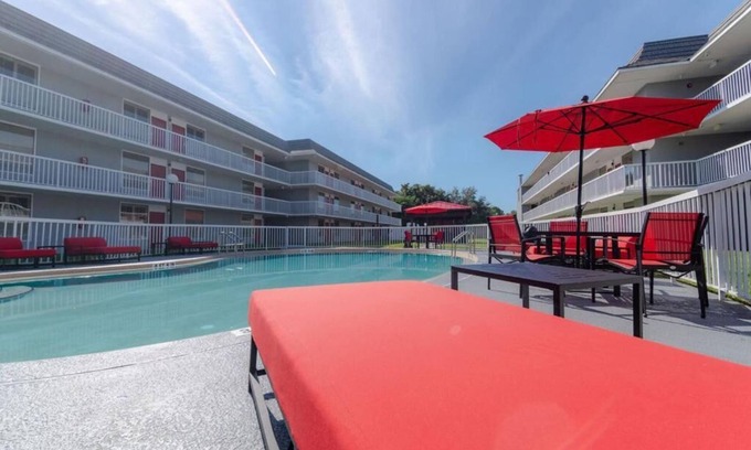 Ocala Hotel | Best Value! Free Breakfast & Parking, Pets Allowed, Seasonal Swimming Pool!