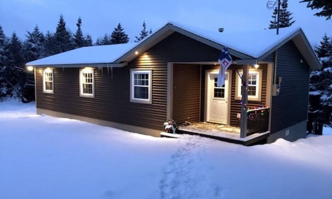 Brigus Junction Cottage | ★BEST VIEW Wonderland ★ Cozy Cabin on Pond