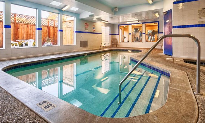 Holly Hotel | Best Western PLUS Navigator Inn & Suites