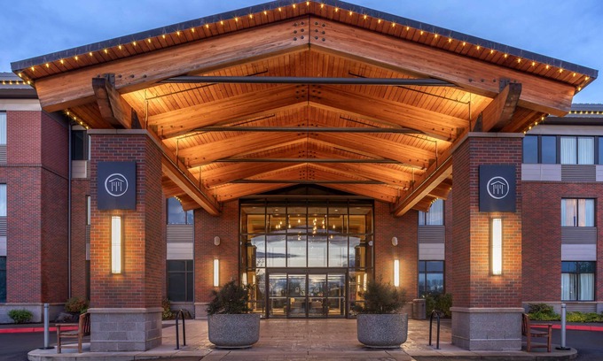 Lebanon Hotel | Best Western Premier Boulder Falls Inn