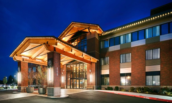 Lebanon Hotel | Best Western Premier Boulder Falls Inn