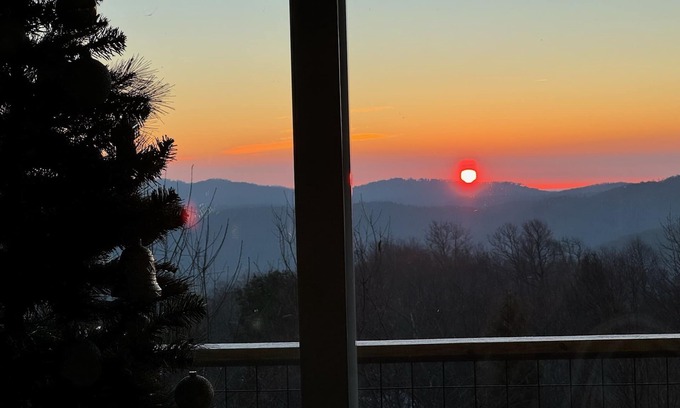 Seven Devils Cabin | BestView*PoolTable*2King*Pickleball*HotTub*FireTable*Fireplace*Arcade*Location
