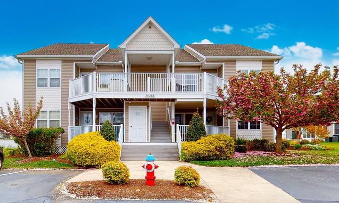 Ocean View Condo | Bethany Bay Condo Overlooking Water with Shared Pool, Private W/D, & WiFi