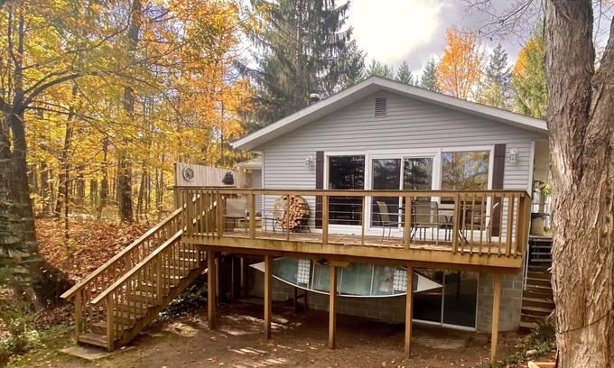 Thompsonville Cabin | Betsie River Cabin - minutes from Crystal Mountain, Hot Tub, Canoe, Wi-Fi