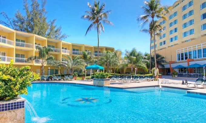 Isla Verde House | Better Choice for your Vacation! Outdoor Pool, Near Sagrado Corazon Station!
