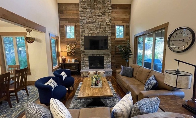 Cle Elum House | Better than the rest! Suncadia Sleeps12 3Baths FirePit HotTub Bikes Game Room