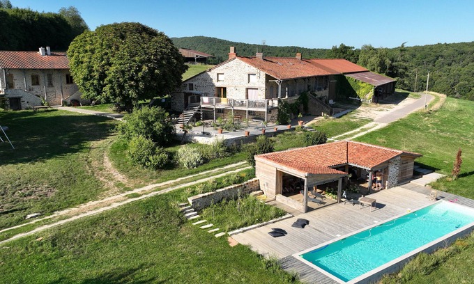 Saint-Gengoux-de-Scisse Villa | Between vineyards and forest, secluded estate with swimming pool and magnificent view
