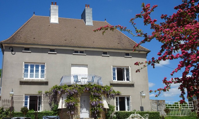 Collonge-la-Madeleine Cottage | Between Morvan and vineyards family home with private pond
