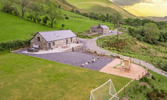 Mawddwy House | Beudy Erw'r March in Machynlleth