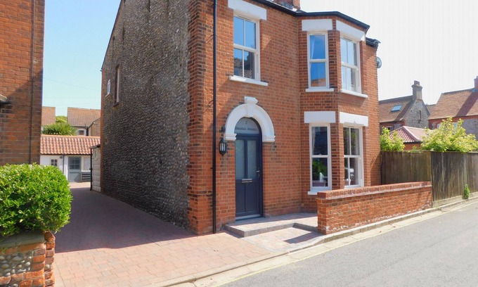 Sheringham House | Beulah House - opulent detached house, pleasant mix of conserved history and modern furniture