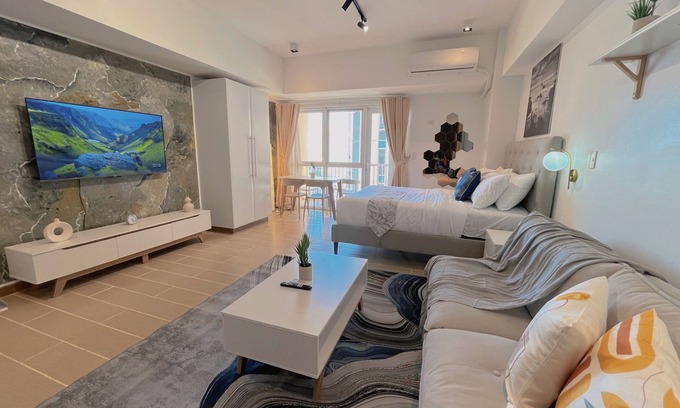 Pinagsama Apartment | BGC Venice Condo - Balcony, Pool, Wi-Fi - Suite 16