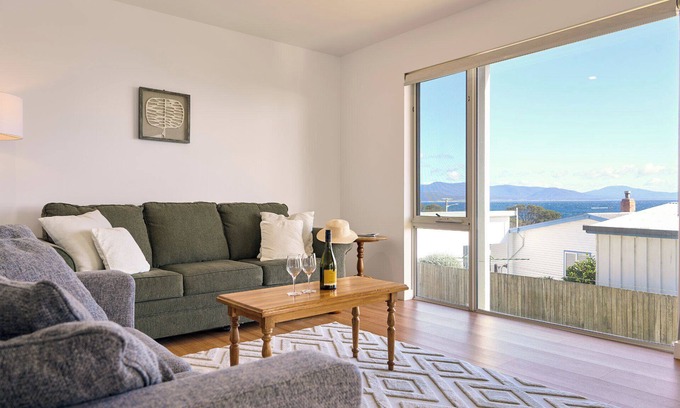 Bicheno Apartment | Bicheno Ocean Views Apt 1 - Freycinet Holiday Houses