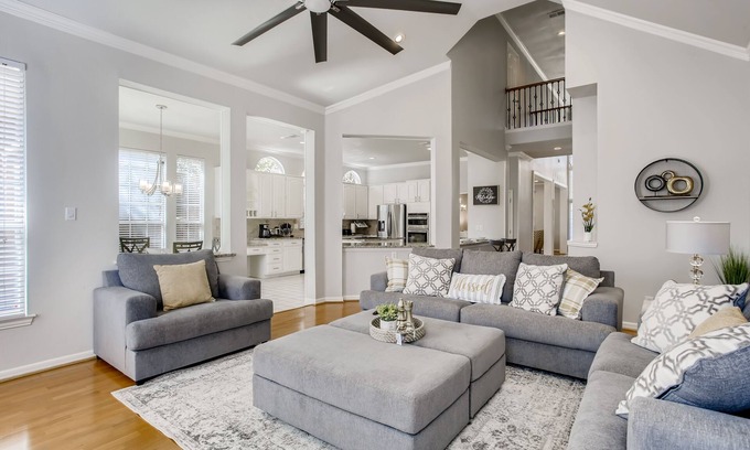 Plano House | Big 5 Bed/3.5 Bath Modern Home ⌂ Disney+ included, Free Parking, Fast Wi-Fi