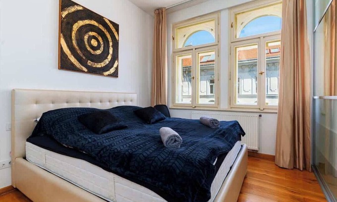 Prague 2 Apartment | Big Cat Residence Sum