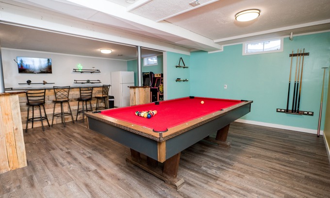 Normal House | BIG, Cozy, Fun house -blocks from ISU and Uptown