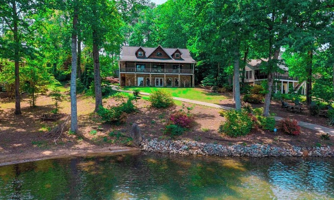 Seneca House | Big Cozy Log Cabin near Clemson with Big Water Views